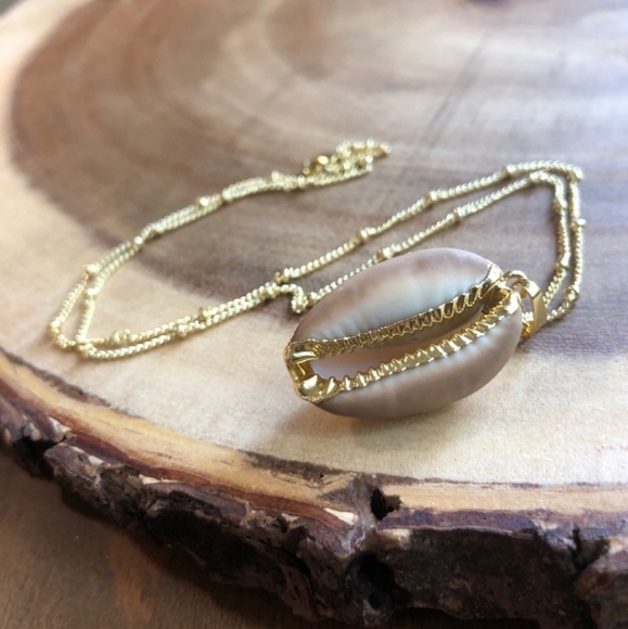 Boho 18K Gold Real Cowrie Shell Boho Necklace - Picture 3 of 3